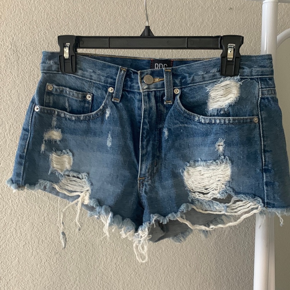 BGD Urban Outfitters Essential Mid-Rise size 26 distressed denim shorts